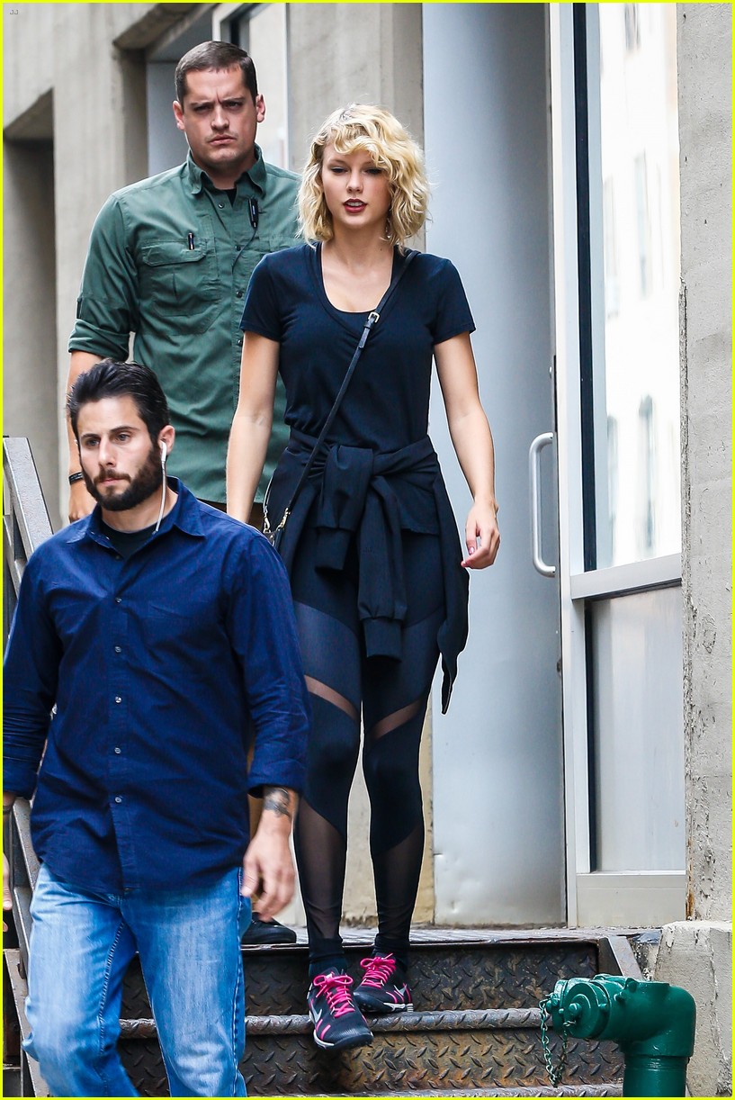 taylor swift steps out after tom hiddleston breakup 09