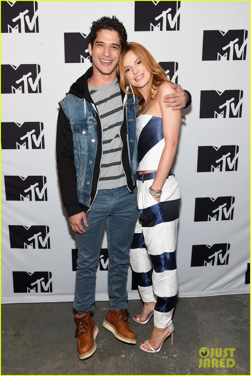 bella thorne tyler posey spotted kissing holding hands 01