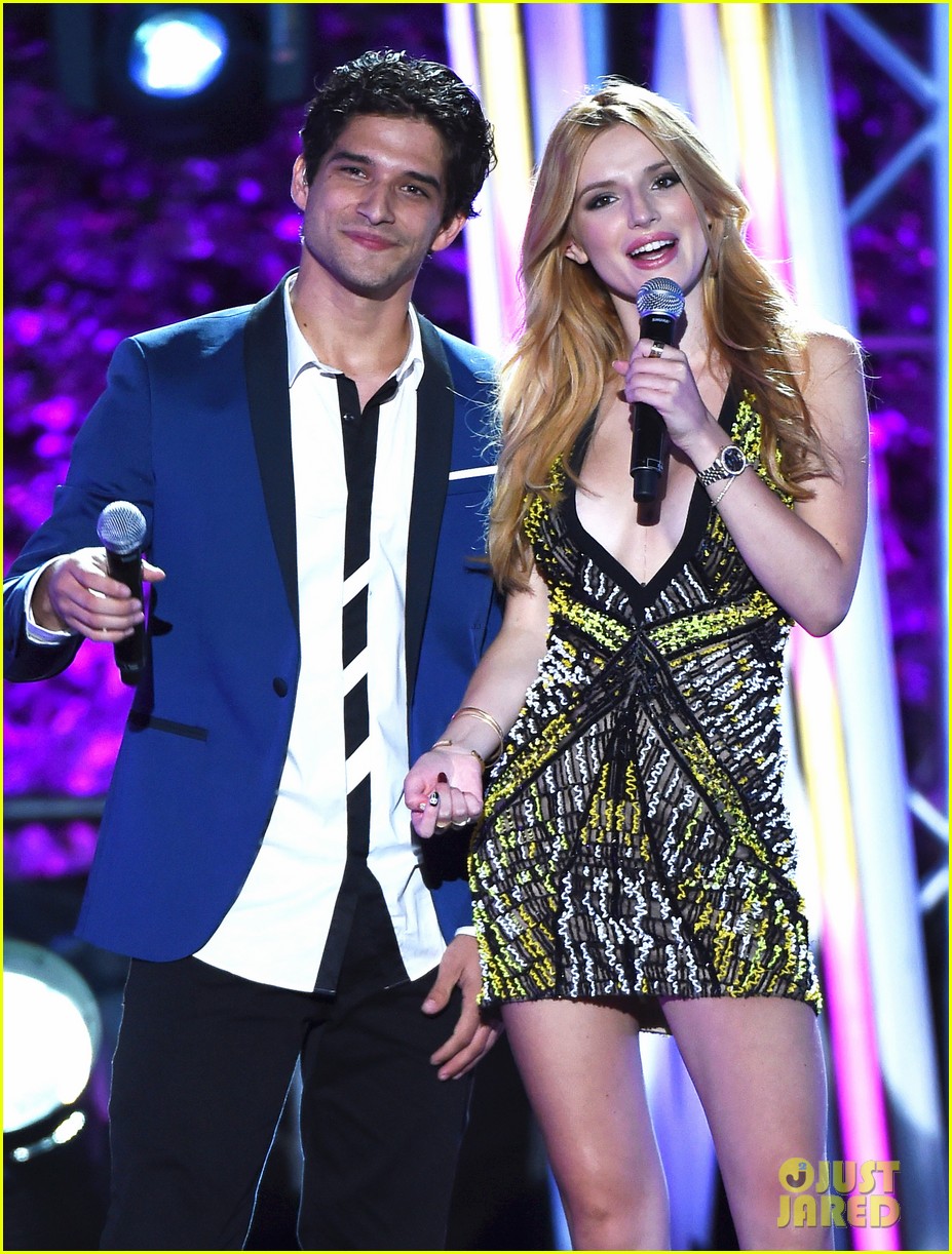 bella thorne tyler posey spotted kissing holding hands 02