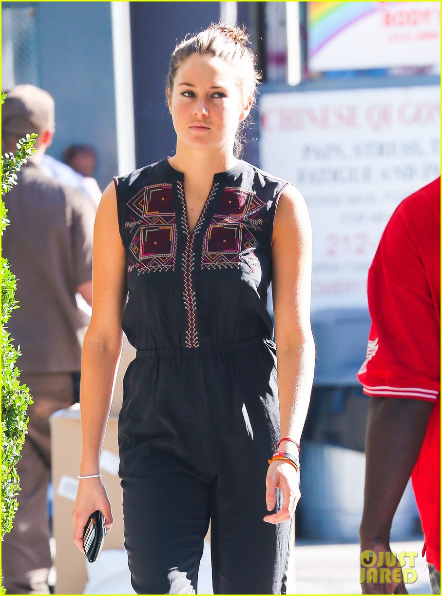 shailene woodley opens up about her super fed up family 01