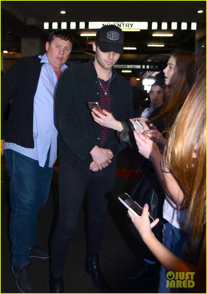 five seconds of summer at syndey airport 05