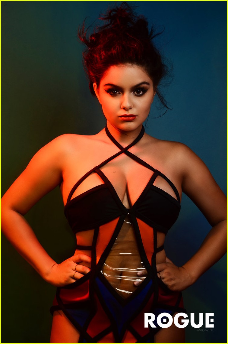 ariel winter hits disneyland after rogue feature debuts 08