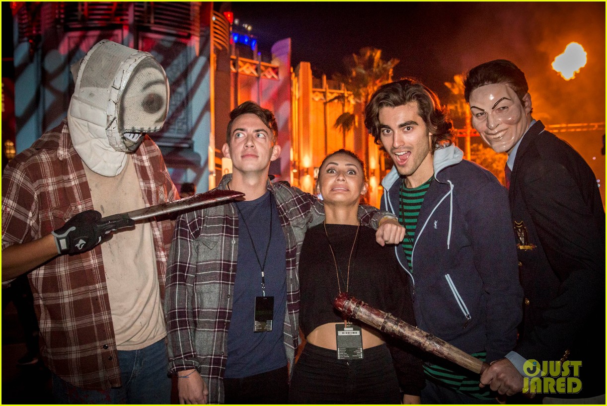 bella thorne tyler posey couple up at halloween horror nights 08