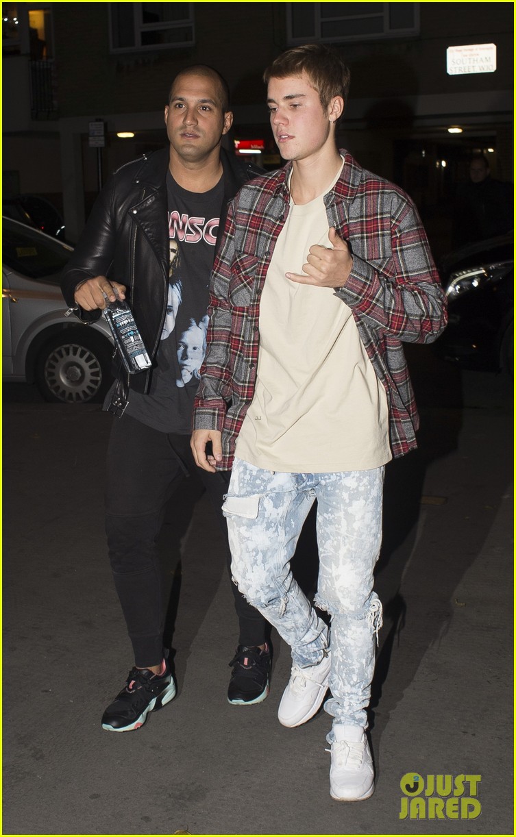 justin bieber goes bar and restaurant hopping for a night out in london 01