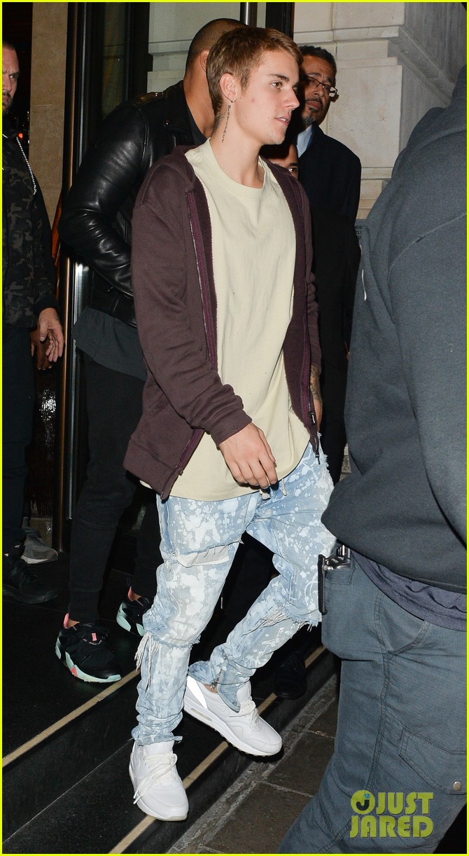 justin bieber goes bar and restaurant hopping for a night out in london 03