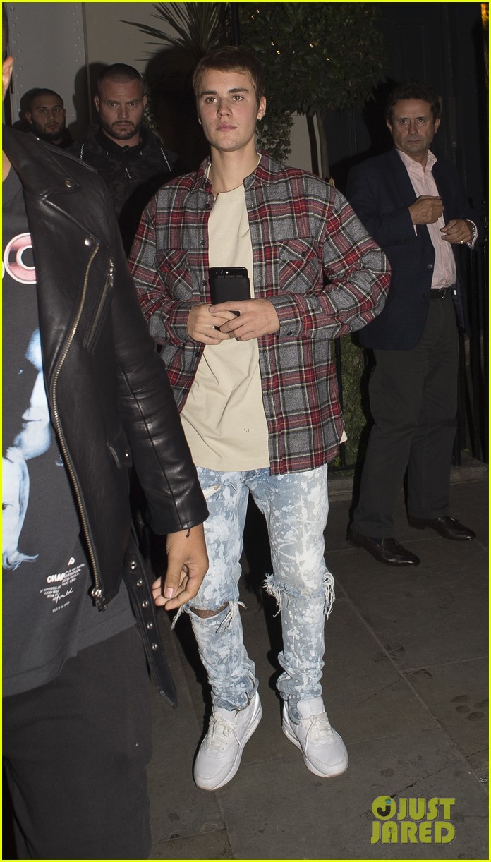 justin bieber goes bar and restaurant hopping for a night out in london 04