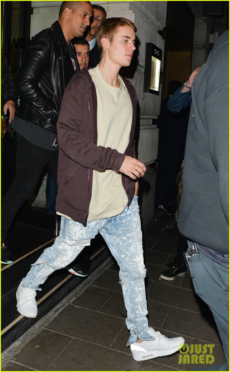 justin bieber goes bar and restaurant hopping for a night out in london 05