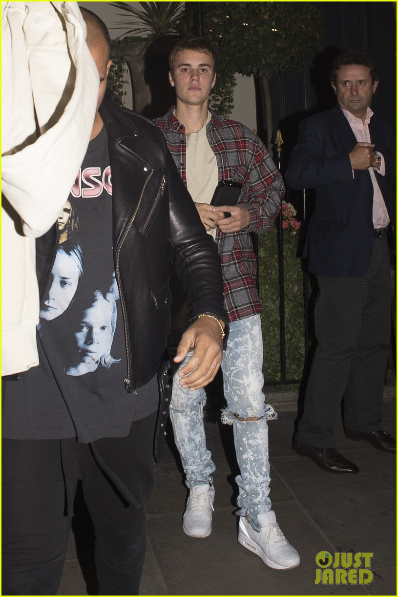justin bieber goes bar and restaurant hopping for a night out in london 07