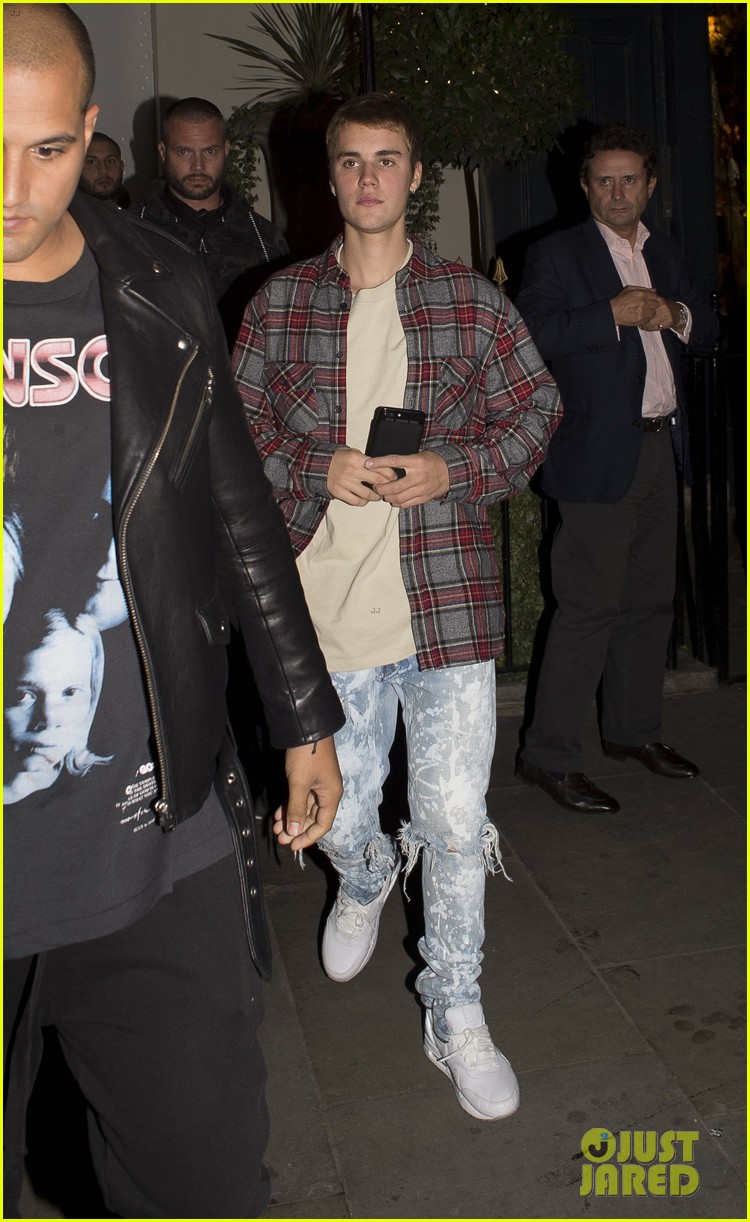 justin bieber goes bar and restaurant hopping for a night out in london 08