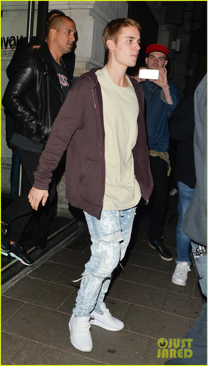 justin bieber goes bar and restaurant hopping for a night out in london 09