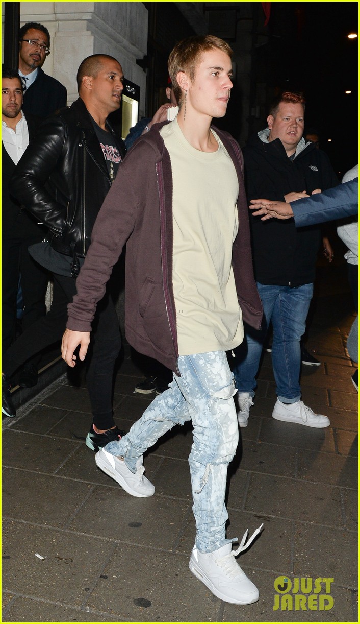 justin bieber goes bar and restaurant hopping for a night out in london 10