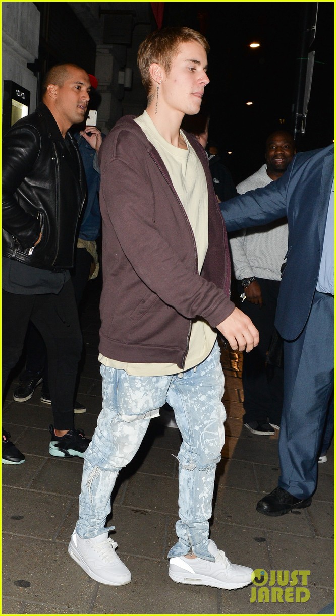 justin bieber goes bar and restaurant hopping for a night out in london 11