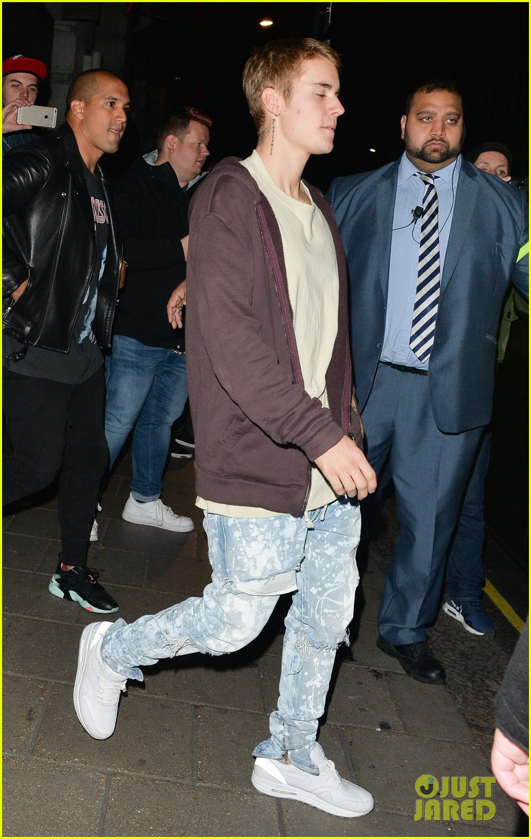 justin bieber goes bar and restaurant hopping for a night out in london 12