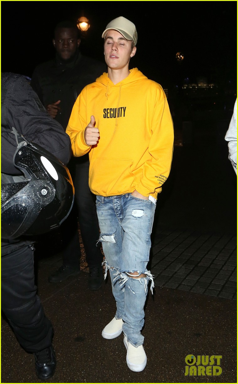 justin b eber wears new tour merch in london01509mytext
