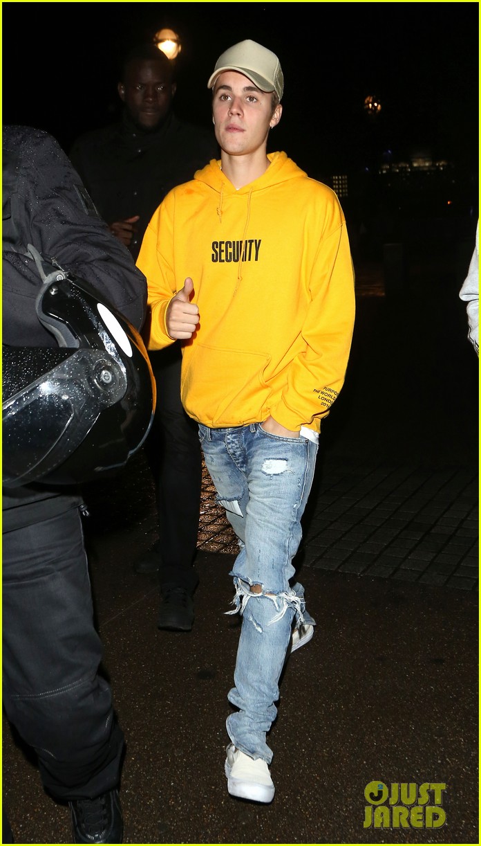 justin b eber wears new tour merch in london01610mytext