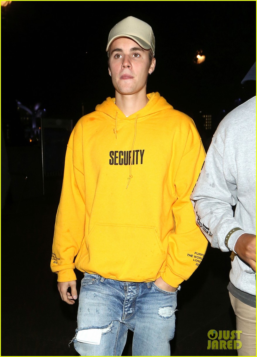 justin b eber wears new tour merch in london01913mytext