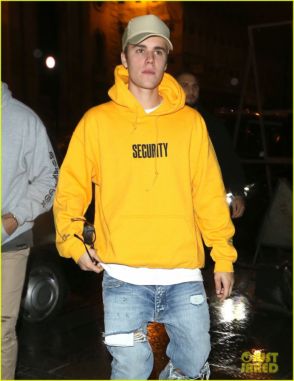 justin b eber wears new tour merch in london02515mytext