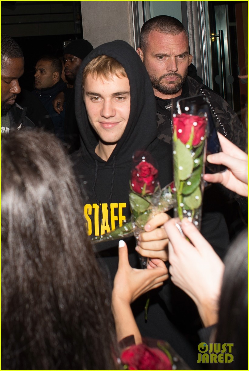 justin bieber bought roses for his fans after his performance in london 02