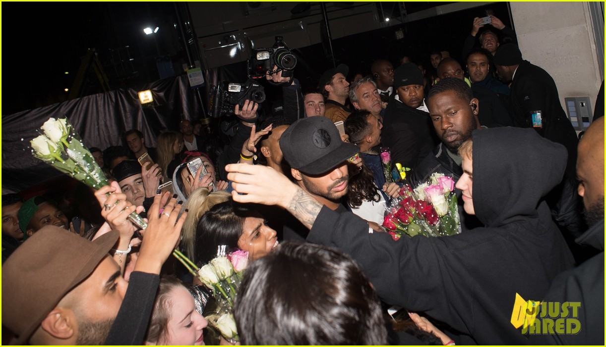 justin bieber bought roses for his fans after his performance in london 05