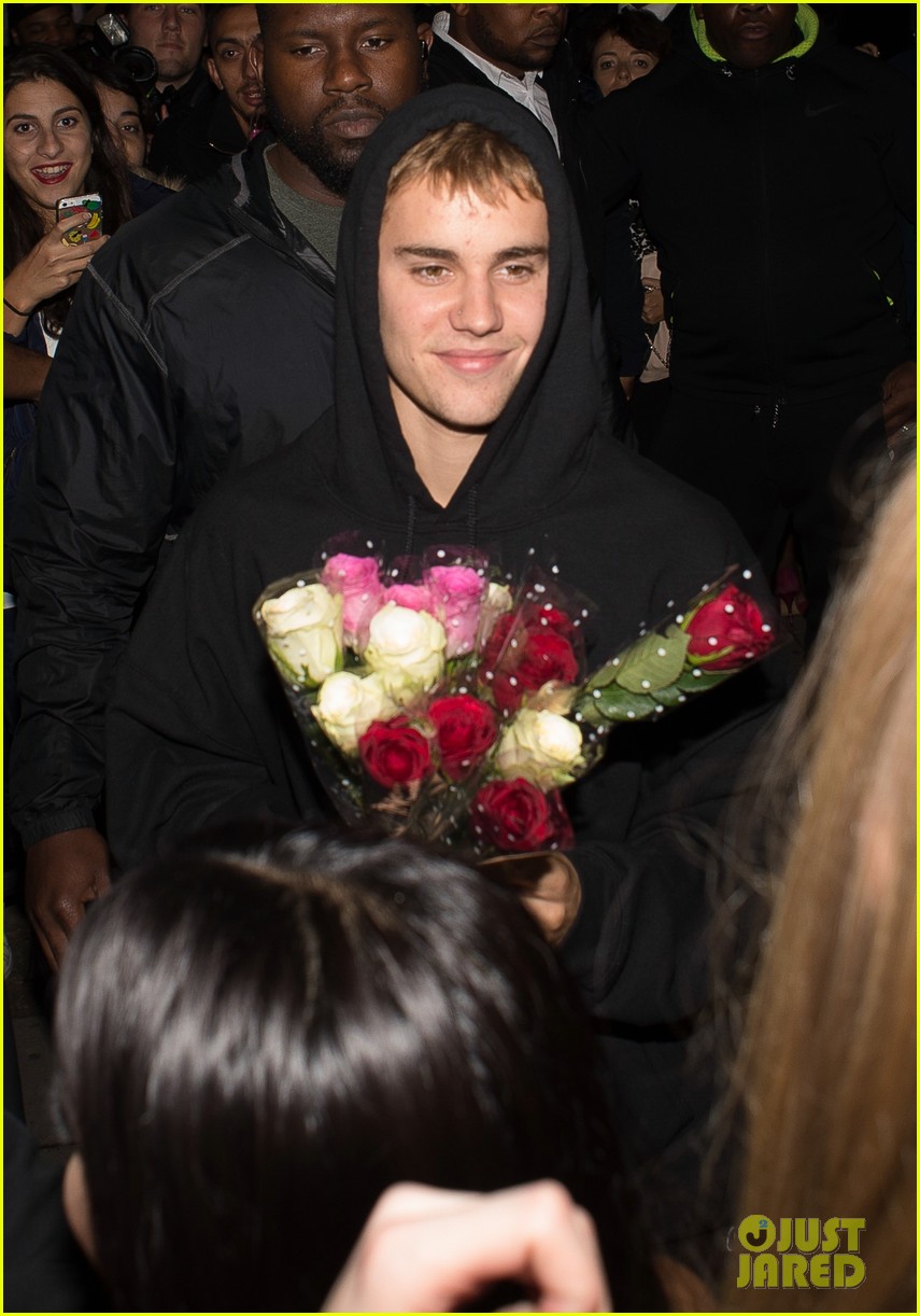 justin bieber bought roses for his fans after his performance in london 06