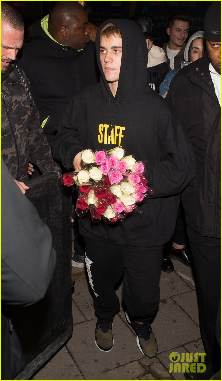 justin bieber bought roses for his fans after his performance in london 08