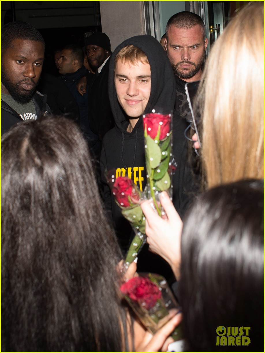 justin bieber bought roses for his fans after his performance in london 10