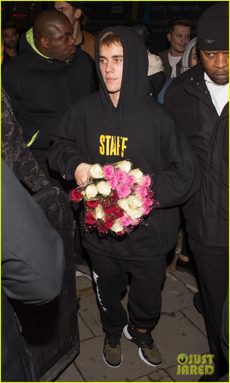 justin bieber bought roses for his fans after his performance in london 12