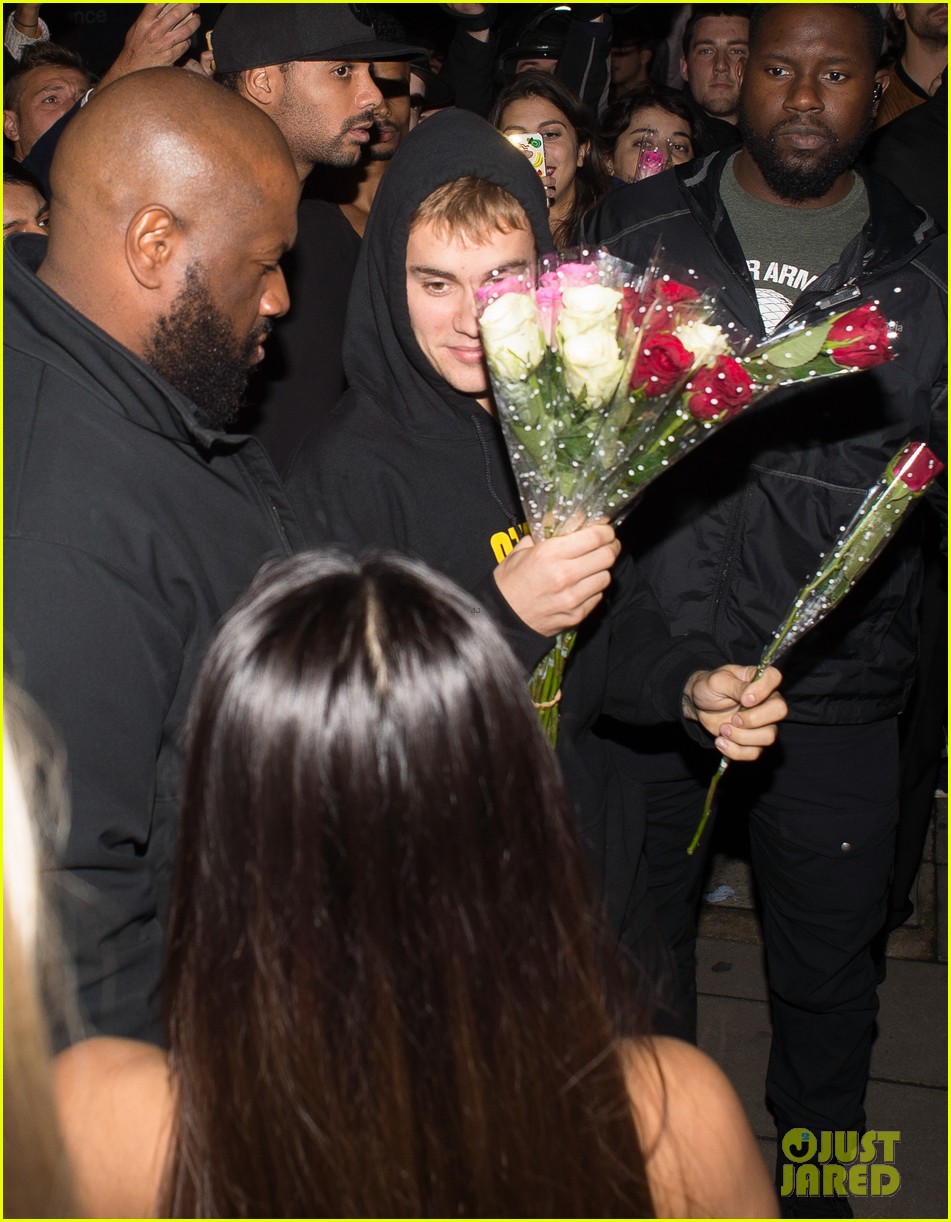 justin bieber bought roses for his fans after his performance in london 13