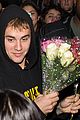 justin bieber bought roses for his fans after his performance in london 01