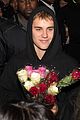justin bieber bought roses for his fans after his performance in london 04