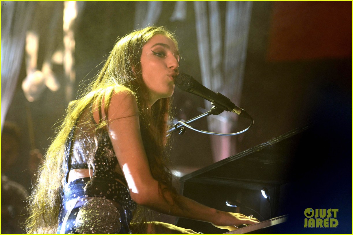 birdy performs germany bird cages 01