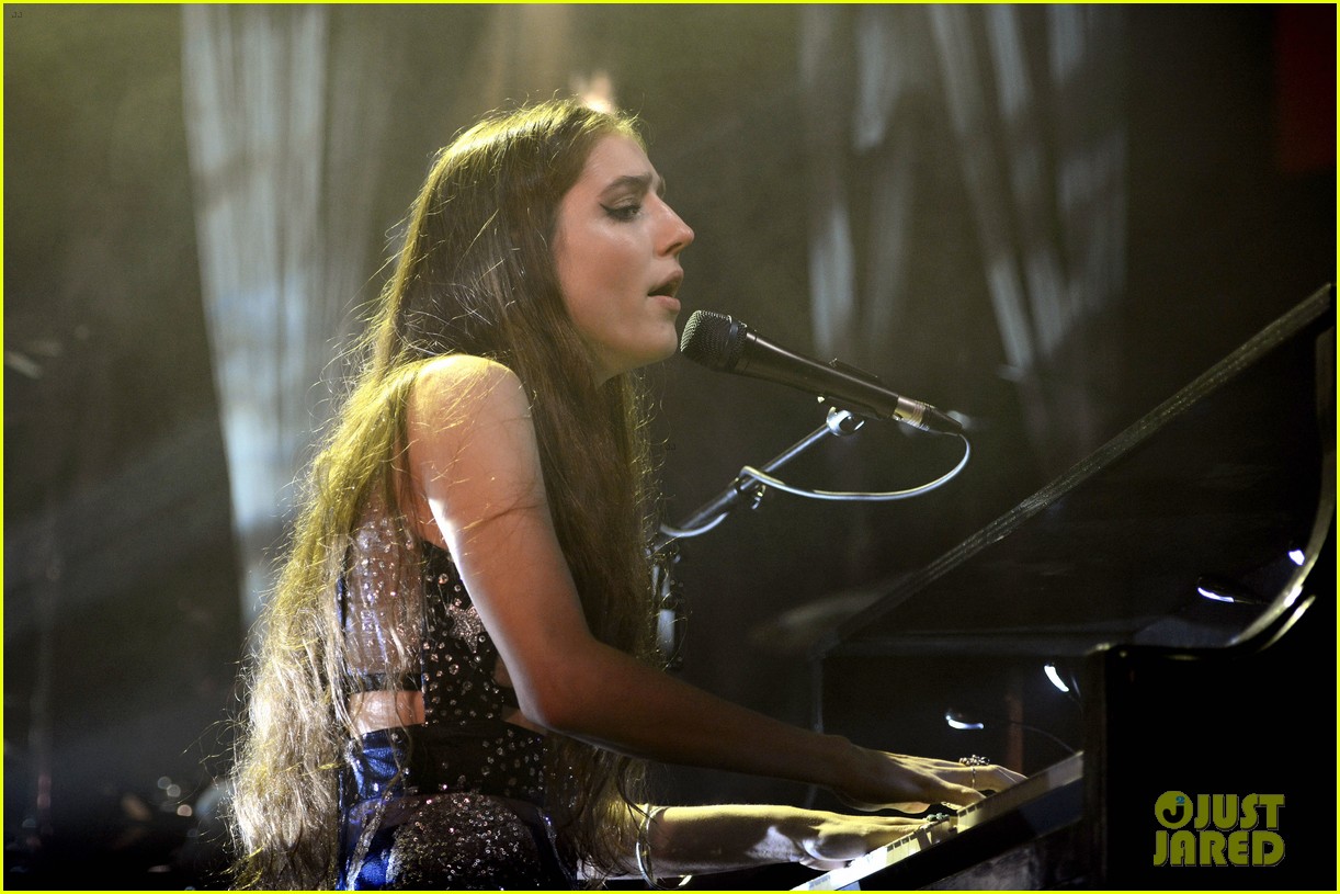 birdy performs germany bird cages 02