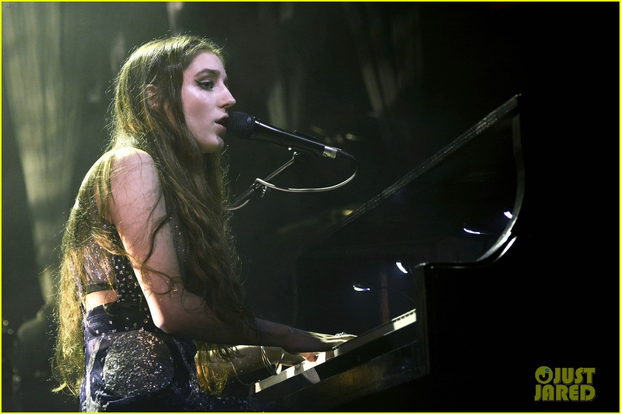 birdy performs germany bird cages 03