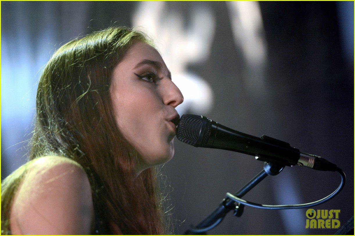 birdy performs germany bird cages 04