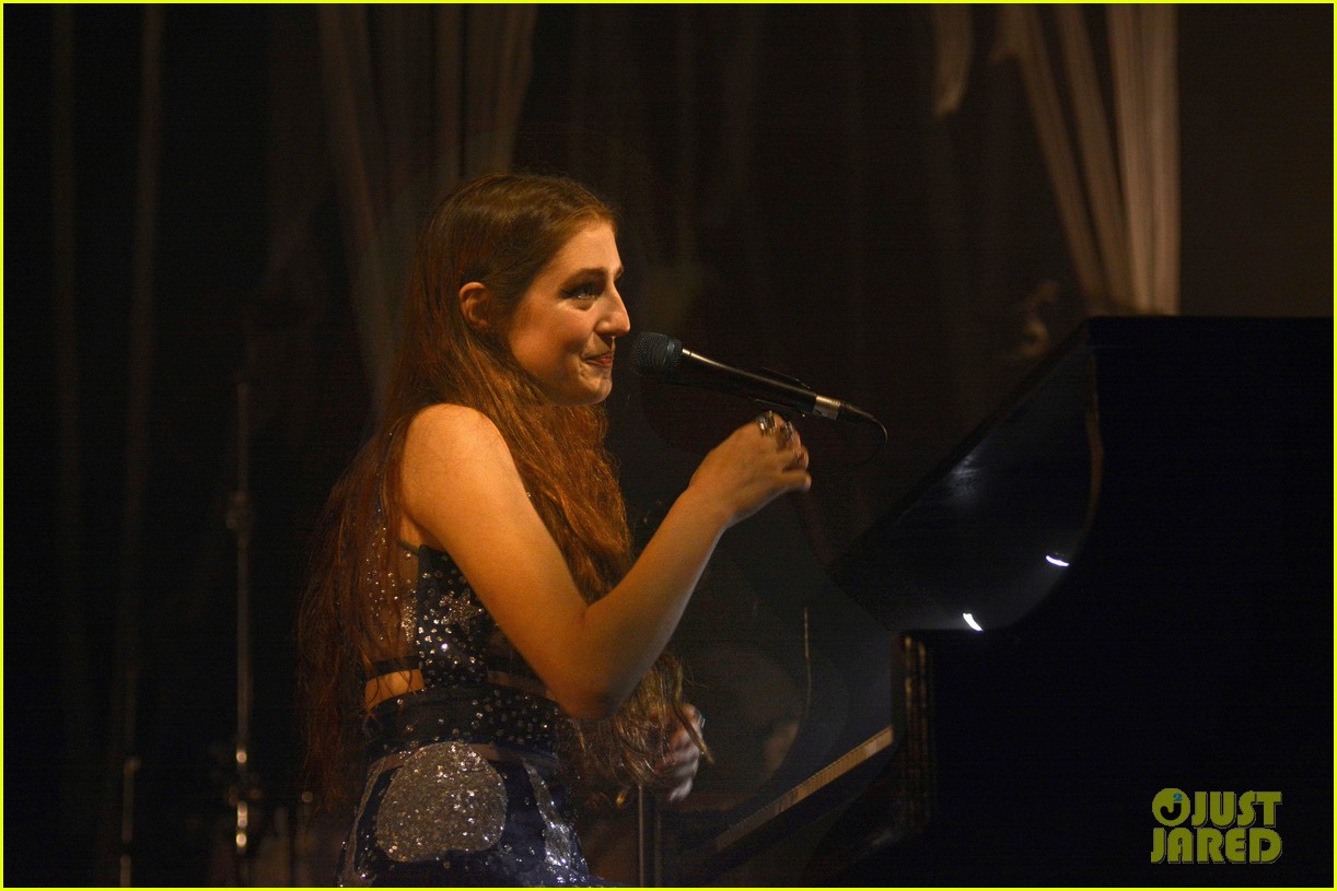 birdy performs germany bird cages 05