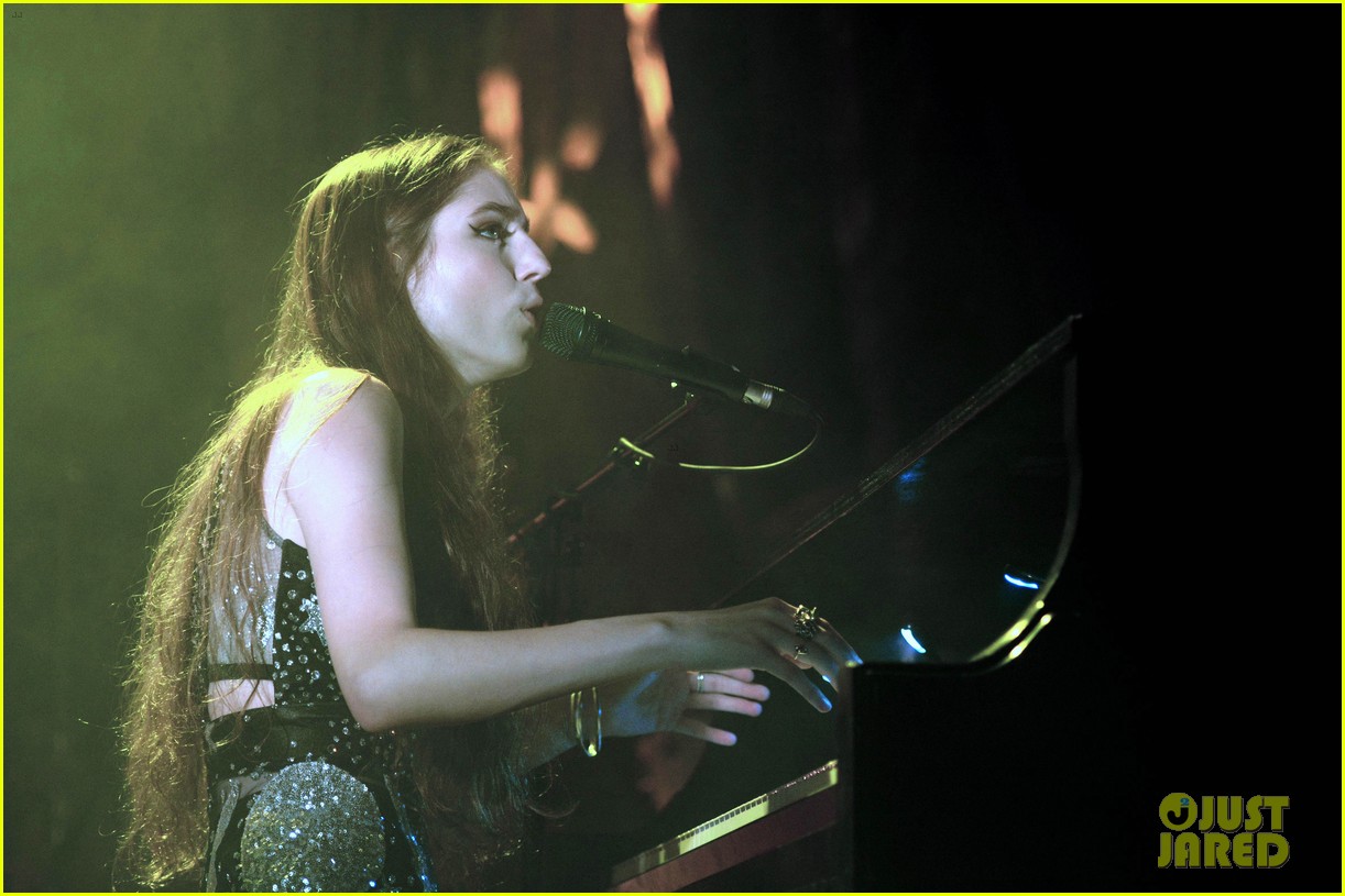 birdy performs germany bird cages 07