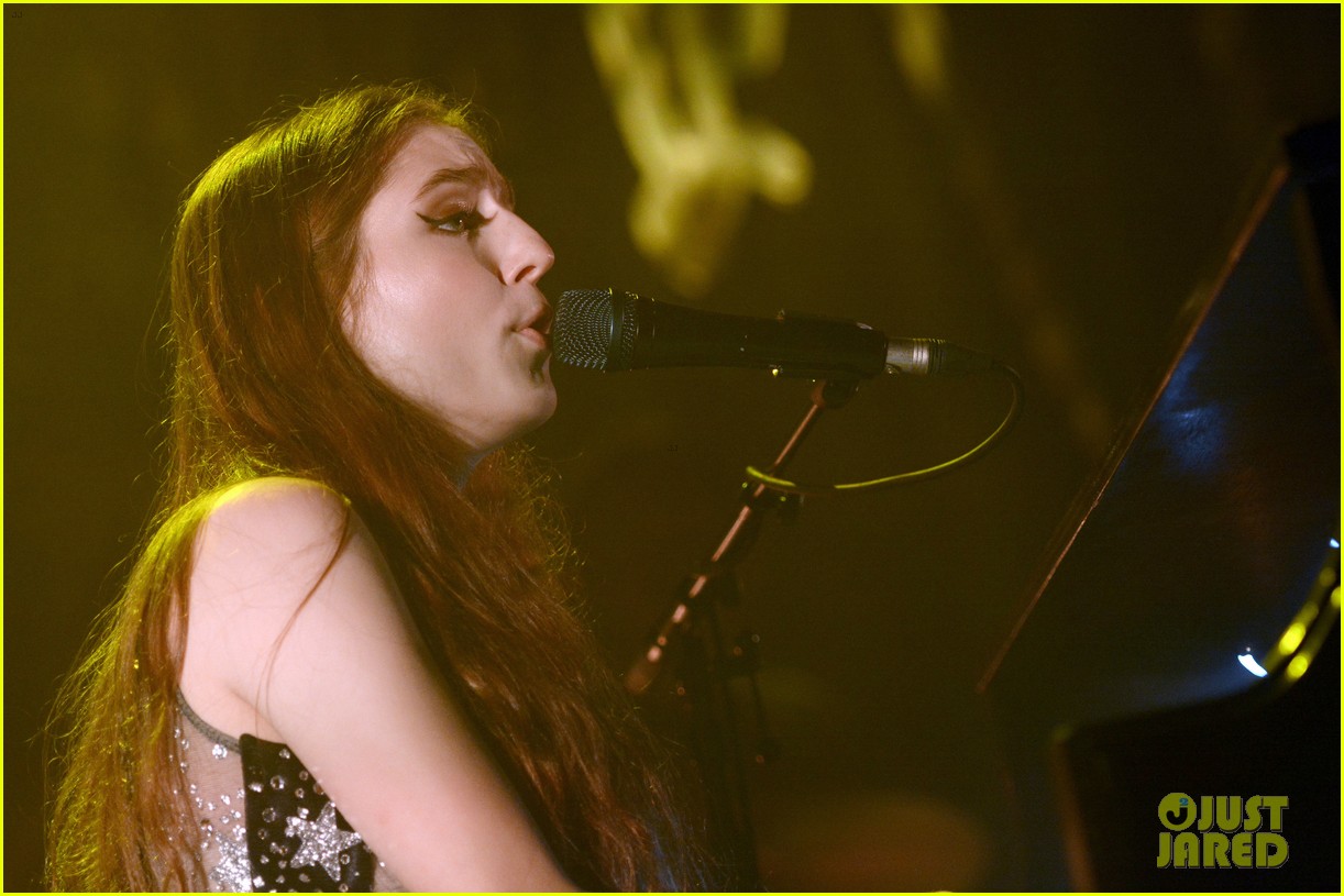 birdy performs germany bird cages 08