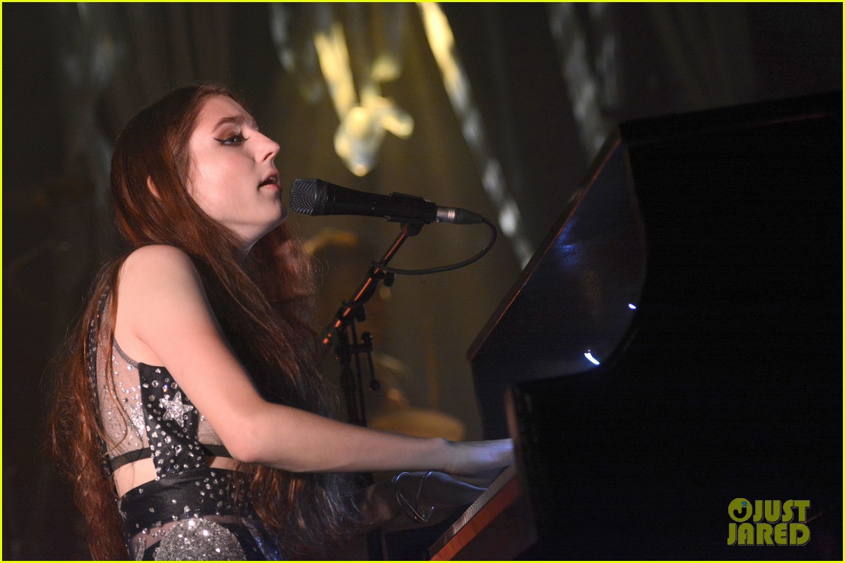 birdy performs germany bird cages 09