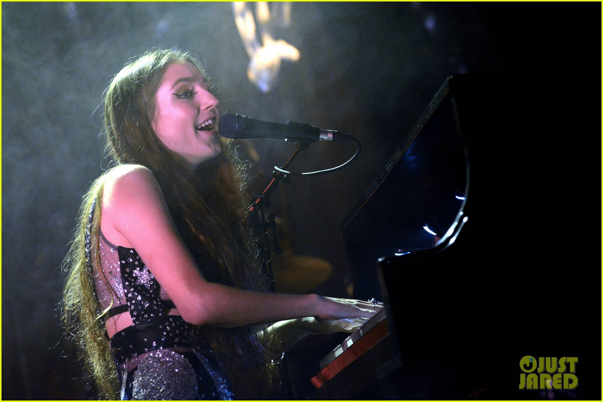 birdy performs germany bird cages 10