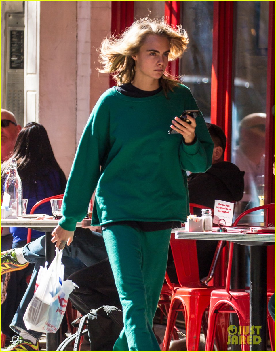cara delevingne steps out in nyc 15