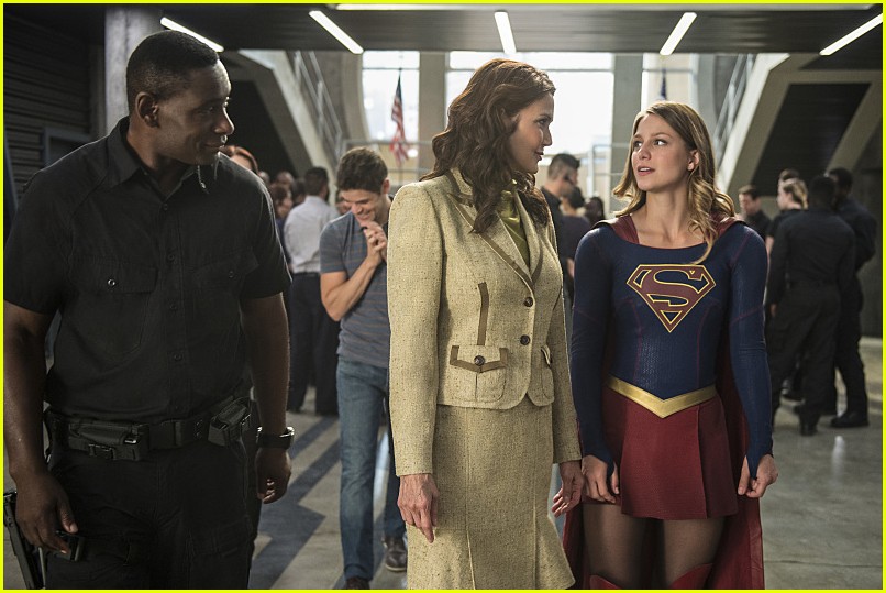 supergirl welcome to earth photos 17
