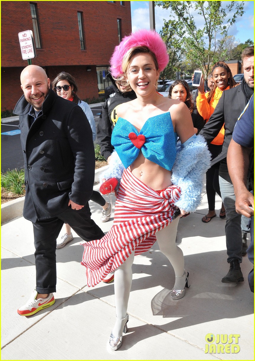 miley cyrus hits the campaign trail for hillary clintonmytext06mytext