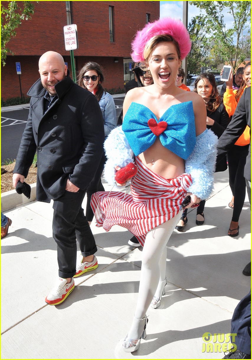 miley cyrus hits the campaign trail for hillary clintonmytext07mytext