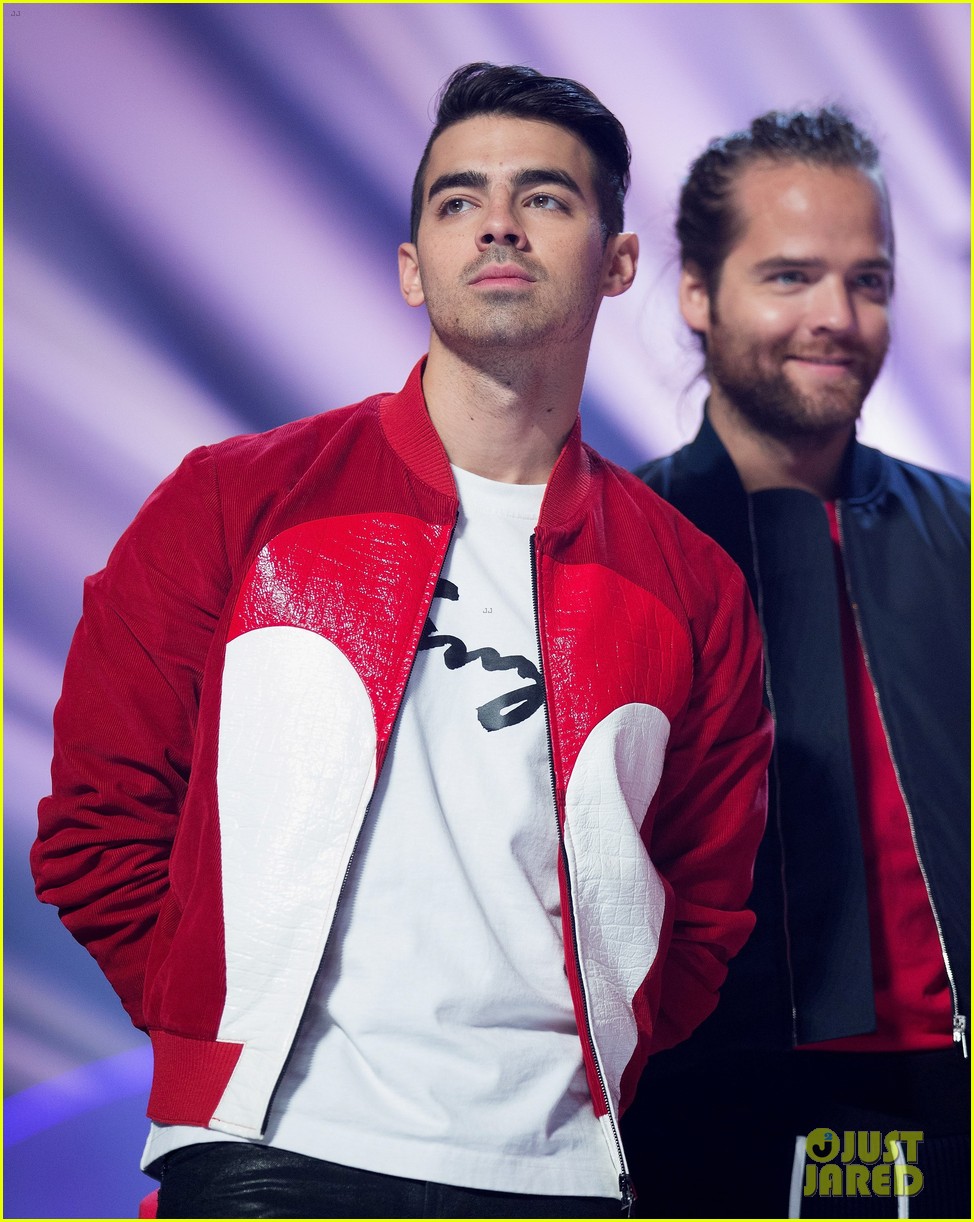 dnce brings party to bbc radio 1 teen awards 08