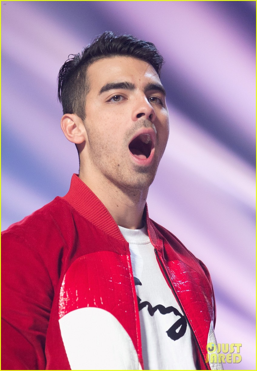 dnce brings party to bbc radio 1 teen awards 09