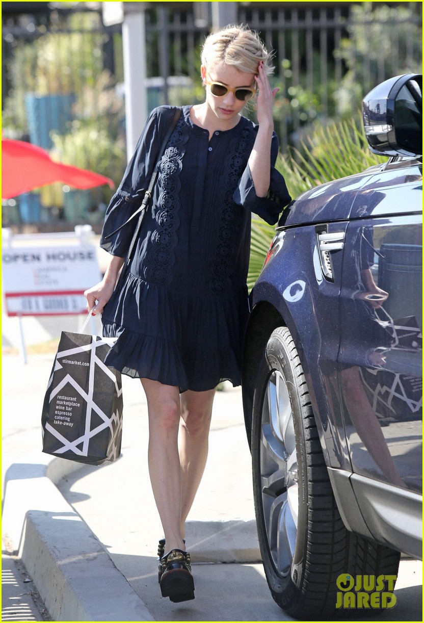 Emma Roberts Picks Up Lunch After Sharing Aunt Julia Roberts
