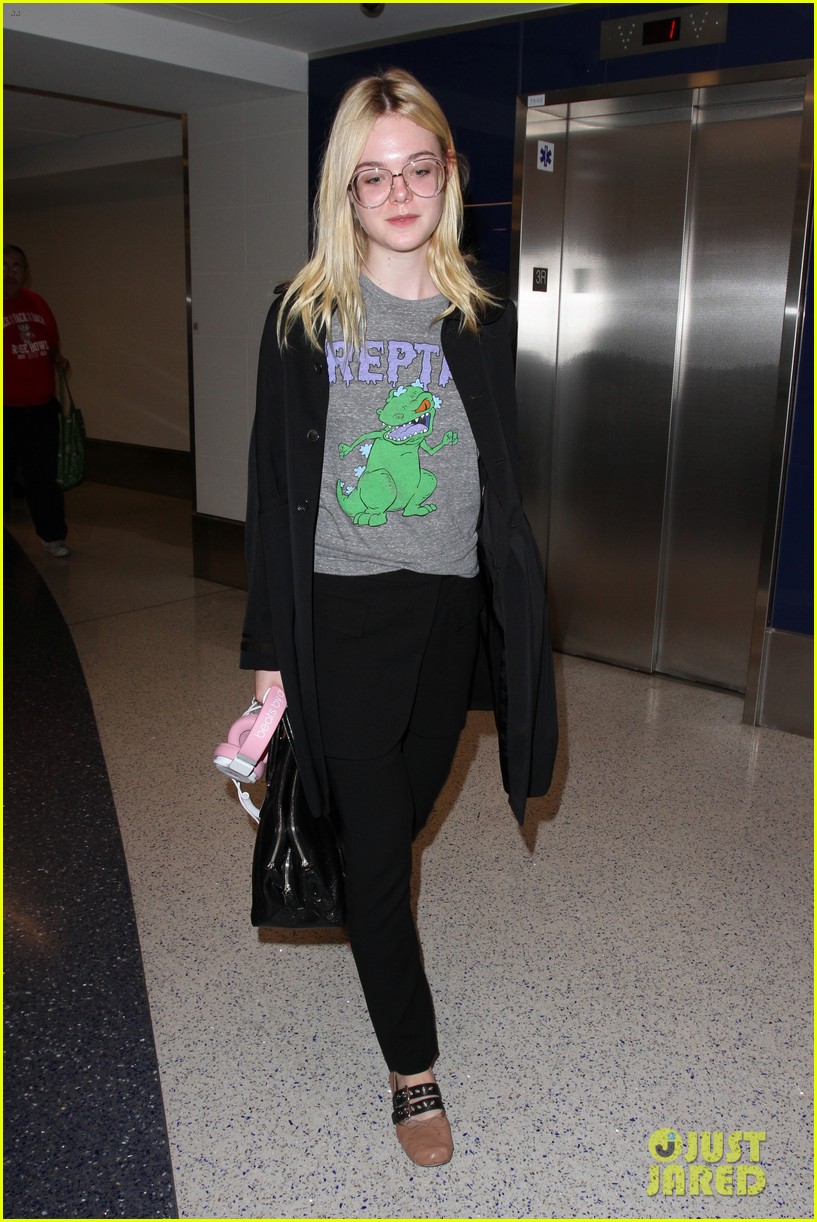 elle fanning brings back the 90s while heading to her flight 01