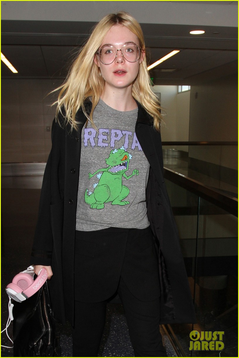 elle fanning brings back the 90s while heading to her flight 04