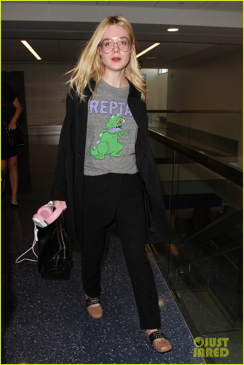 elle fanning brings back the 90s while heading to her flight 06