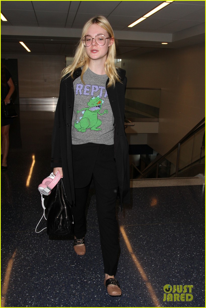 elle fanning brings back the 90s while heading to her flight 07